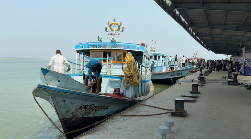 মাঝ নদীতে জাহাজ-লঞ্চ সংঘর্ষ, অল্পের জন্য রক্ষা পেলেন ২ শতাধিক যাত্রী