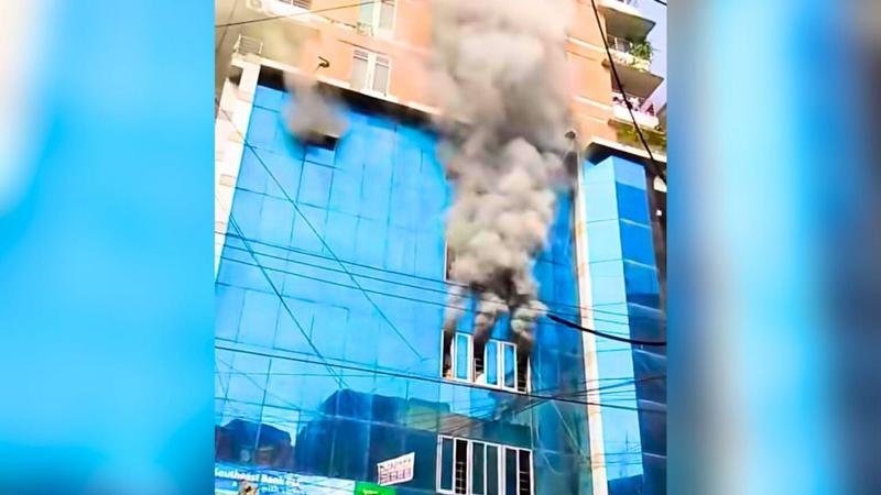 চট্টগ্রামের টেরিবাজারে বহুতল মার্কেটে আগুন, নিহত ২