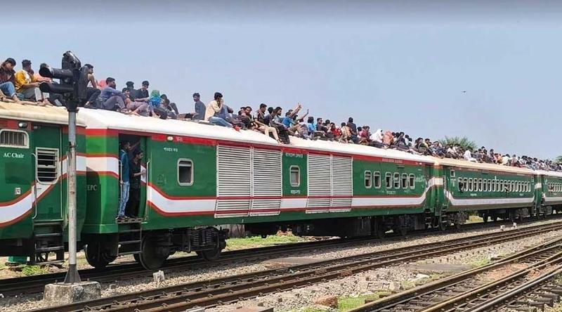 ছাদ ভর্তি মানুষ নিয়ে ঢাকা ছাড়ল ‘বিষাদের’ নীলসাগর