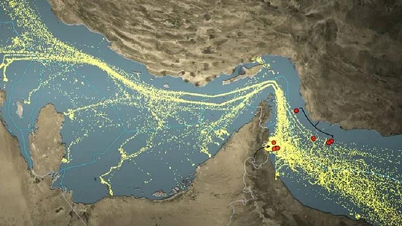 হরমুজ প্রণালির কাছে বড় হামলা, জাহাজে আগুন