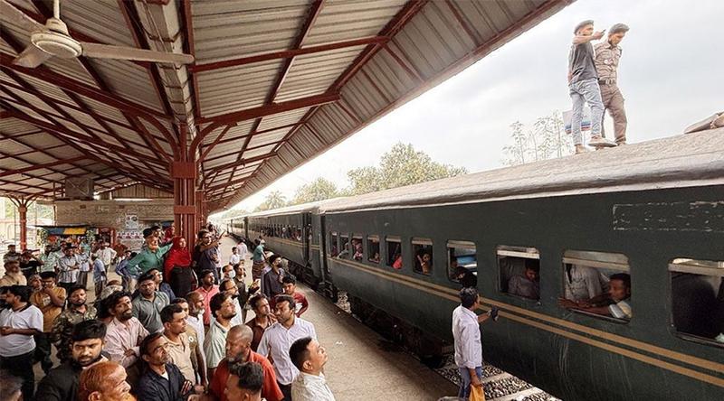 রাজবাড়ীতে রেলব্রিজে ধাক্কায় ট্রেনের ছাদে যুবকের মৃত্যু