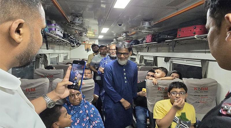 ঈদযাত্রা নির্বিঘ্ন করতে কক্সবাজারগামী ট্রেনে রেল প্রতিমন্ত্রী