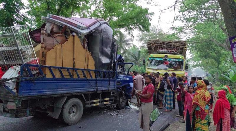 মাদারীপুরে পিকআপ-ট্রাক মুখোমুখি সংঘর্ষে আহত ১০