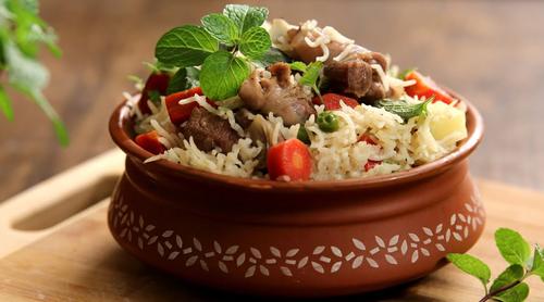 ঈদে খাবারের টেবিলে অতিথিদের আপ্যায়নে রাখতে পারেন খাসির আখনি পোলাও