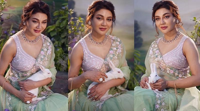 একজোড়া সাদা খরগোশের সঙ্গে সময় কাটাচ্ছেন অভিনেত্রী জয়া