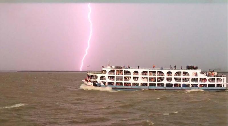 ৮০ কিমি বেগে ঝড়ের আভাস, নৌপথের যাত্রীদের জন্য সতর্কবার্তা