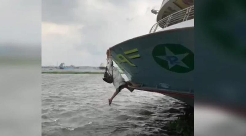 মুন্সীগঞ্জে লঞ্চে উঠতে গিয়ে যাত্রী পড়ে গেল নদীতে