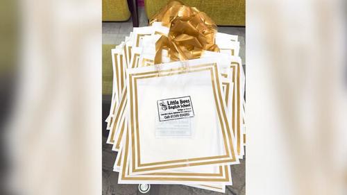 চট্টগ্রামে আড়ংয়ের সামনে বিনামূল্যে ব্যাগ বিতরণের ঘোষণা