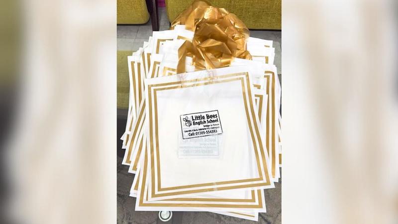 চট্টগ্রামে আড়ংয়ের সামনে বিনামূল্যে ব্যাগ বিতরণের ঘোষণা