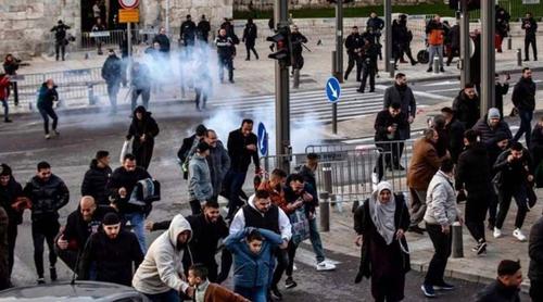 আল আকসায় ঈদের নামাজে মুসল্লিদের ওপর ইসরাইলের হামলা