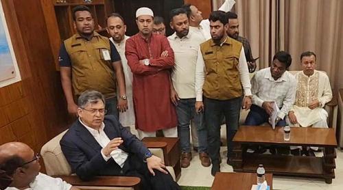 ঈদ উদযাপনে কক্সবাজারে স্বরাষ্ট্রমন্ত্রী