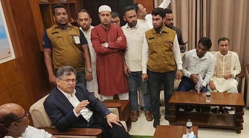 ঈদ উদযাপনে কক্সবাজারে স্বরাষ্ট্রমন্ত্রী