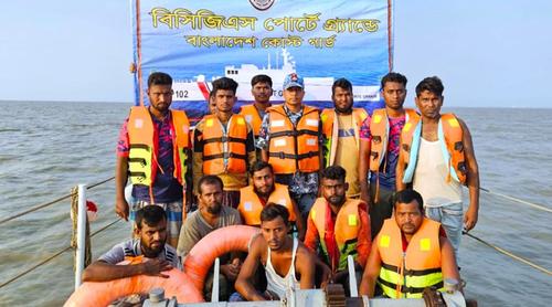 বঙ্গোপসাগরে তলা ফেটে আটকে পড়া জাহাজ থেকে ১৩ ক্রু উদ্ধার