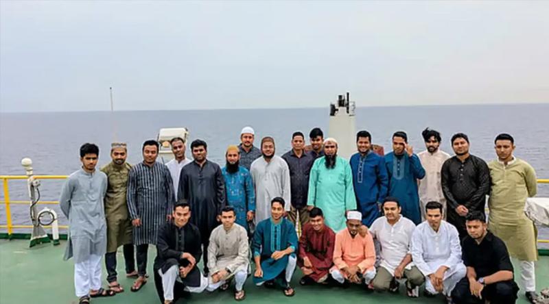 সাগরে আটকে থাকা জাহাজে ঈদের নামাজ পড়লেন বাংলাদেশি নাবিকরা