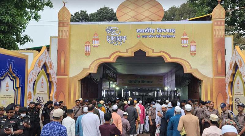 ঈদের নামাজ আদায়ে জাতীয় ঈদগাহ ময়দানে মুসল্লির ঢল