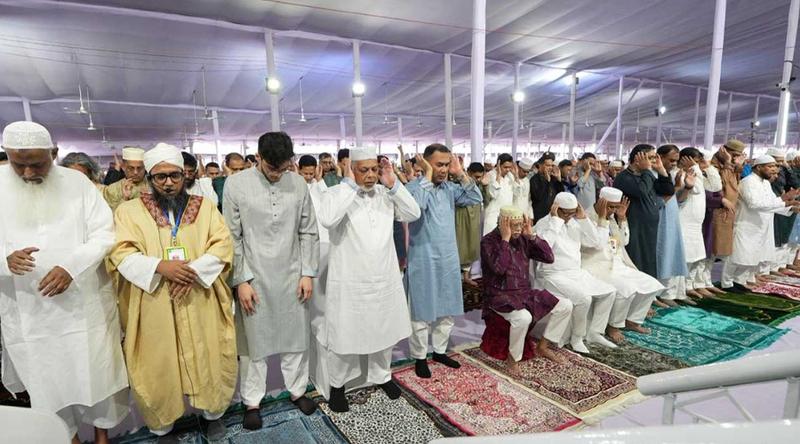 মোনাজাতে যুদ্ধ বন্ধে মুসলিম দেশগুলোকে ঐক্যবদ্ধ হওয়ার আহ্বান