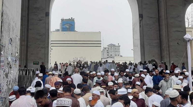 বৃষ্টি উপেক্ষা করে বায়তুল মোকাররমে চতুর্থ জামাতেও মুসল্লির ঢল