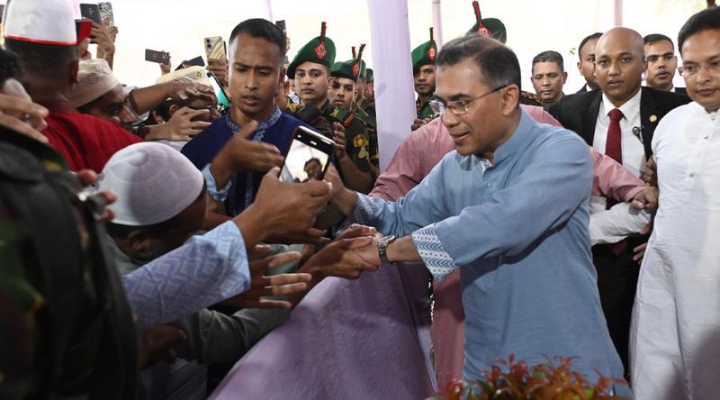 সর্বসাধারণের সঙ্গে ঈদের শুভেচ্ছা বিনিময় করছেন প্রধানমন্ত্রী