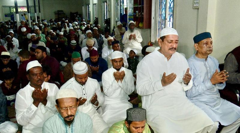 ঈদুল ফিতরের নামাজ শেষে রাজশাহীতে দেশের শান্তি-সমৃদ্ধি কামনা