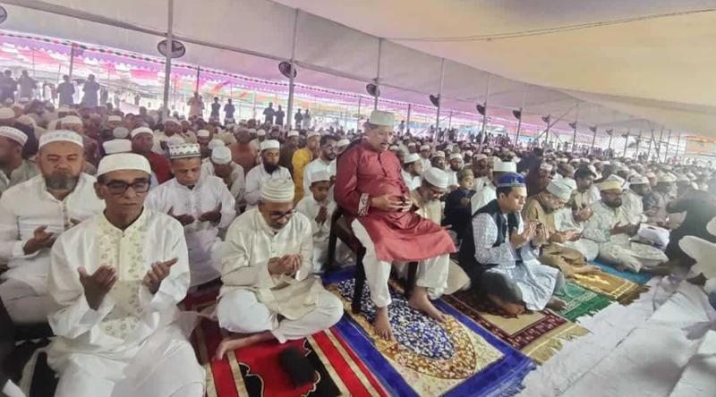 বরিশালে গুঁড়ি গুঁড়ি বৃষ্টির মাঝেই ঈদগাহে প্রধান জামাত অনুষ্ঠিত