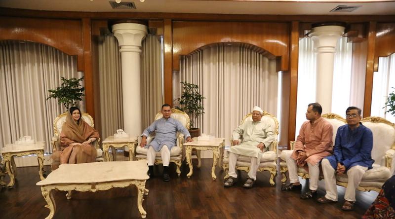 প্রধানমন্ত্রীর সঙ্গে সাবেক প্রধান উপদেষ্টার ঈদ শুভেচ্ছা বিনিময়