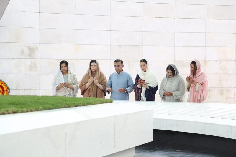 জিয়া উদ্যানে মা-বাবার কবর জিয়ারত করেন প্রধানমন্ত্রী তারেক রহমান