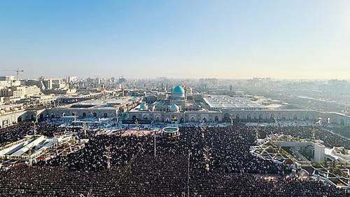 যুদ্ধের মধ্যে উন্মুক্ত ময়দানে ঈদের নামাজ পড়ল ইরানিরা