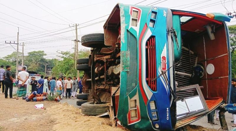 পটিয়ায় বাস উল্টে নিহত ১, আহত ২১