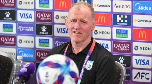 মেয়েদের পাঁচ তারকা হোটেলে না রাখায় খোঁচা দিলেন কোচ