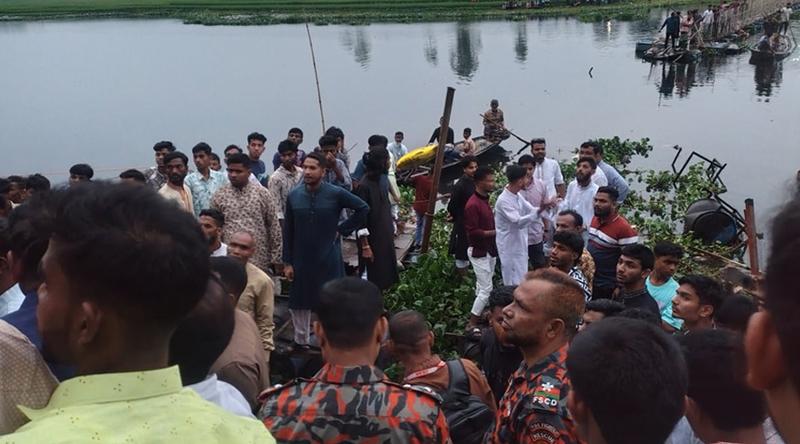 সেতু ভেঙে নদীতে পড়ল শতাধিক মানুষ, ৩ শিশু নিহত