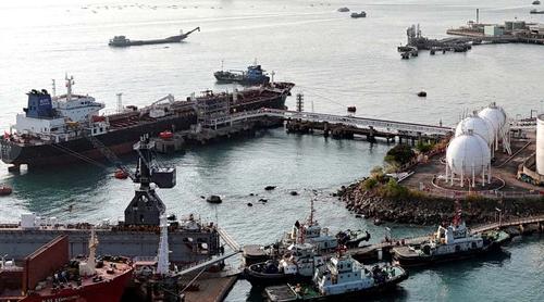 জ্বালানিতে বড় স্বস্তি, বাজারে আসছে ১৭ কোটি ব্যারেল ইরানি তেল