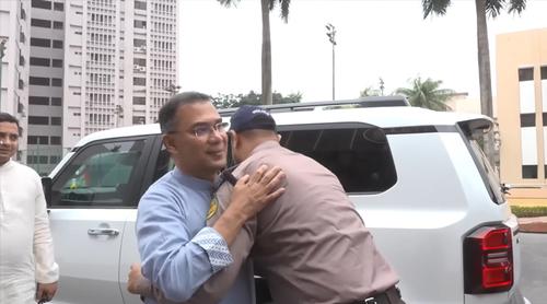 প্রটোকল ভেঙে সাধারণ মানুষের কাতারে মিশে গেলেন প্রধানমন্ত্রী তারেক রহমান