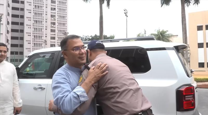 প্রটোকল ভেঙে সাধারণ মানুষের কাতারে মিশে গেলেন প্রধানমন্ত্রী তারেক রহমান