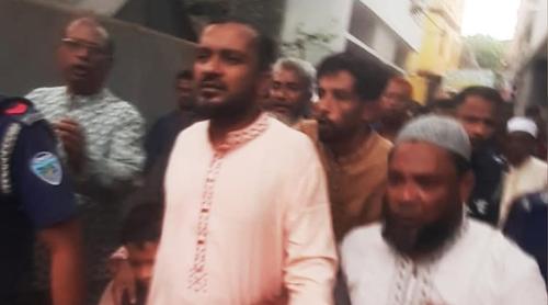 প্যারোলে মুক্তি পেয়ে বাবার জানাজায় স্বেচ্ছাসেবক লীগ নেতা