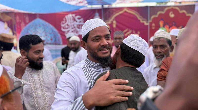 মুসল্লিদের সঙ্গে ঈদের শুভেচ্ছা বিনিময় করলেন জামায়াত নেতারা