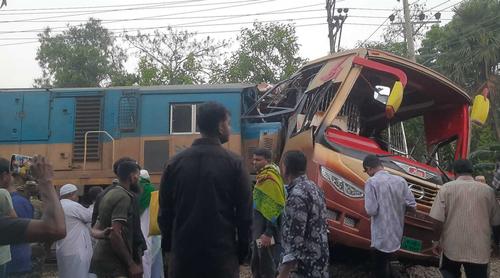 কুমিল্লায় বাসে ট্রেনের ধাক্কায় প্রাণ গেল ১২ জনের