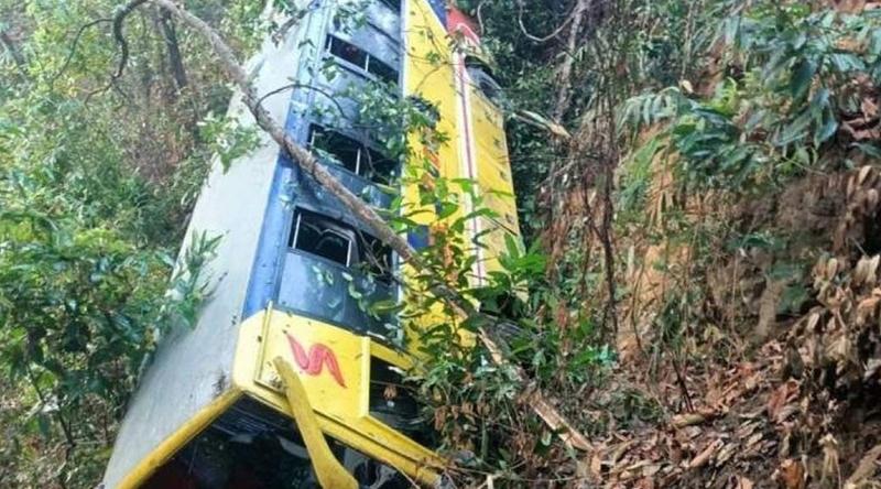 বান্দরবানে পর্যটকদের নিয়ে বাস খাদে, আহত ২০