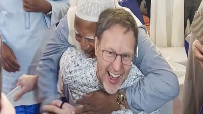 কূটনীতিককে জড়িয়ে ধরায় জামায়াত আমিরকে ট্রল, দল বলছে ‘হৃদ্যতা’