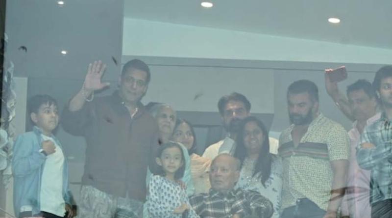 ঈদে সপরিবারে ভক্তদের দেখা দিলেন সালমান ও সেলিম খান!