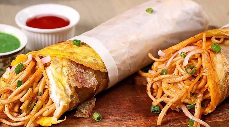 সহজ রেসিপিতে ঘরেই তৈরি করুন নুডলস রোল