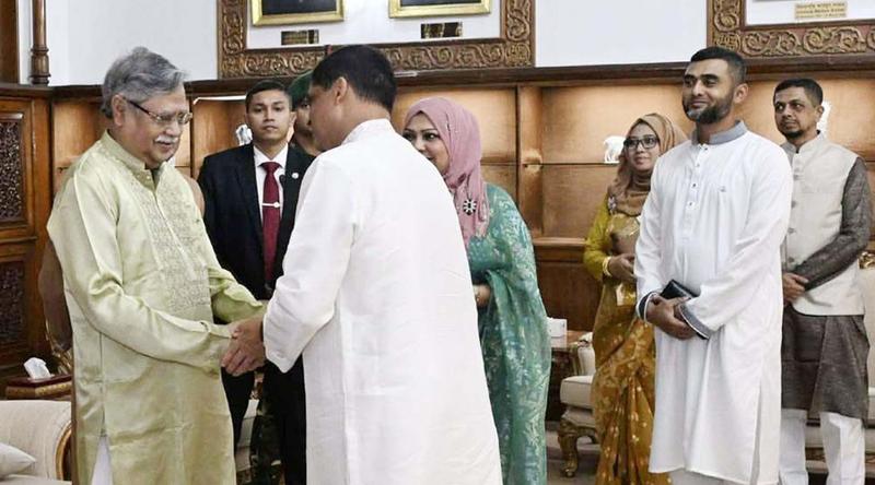 ঈদুল ফিতর উপলক্ষে রাষ্ট্রপতির সঙ্গে বিমানবাহিনী প্রধানের শুভেচ্ছা বিনিময়