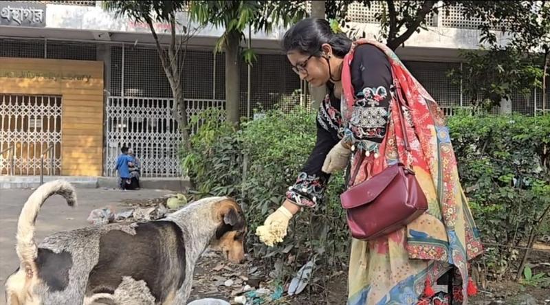 ঈদে অভুক্ত কুকুর-বিড়ালের পাশে ‘ফারি ফ্রেন্ডস ফাউন্ডেশন’