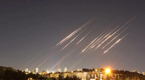 ইসরায়েলে নতুন করে ক্ষেপণাস্ত্র ছুঁড়েছে ইরান