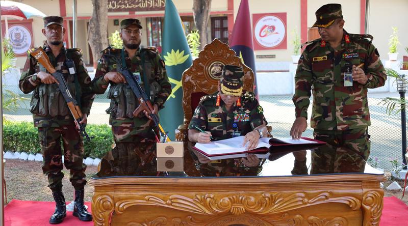 ঈদ উপলক্ষে পার্বত্য চট্টগ্রামে সেনাবাহিনী প্রধানের ক্যাম্প পরিদর্শন