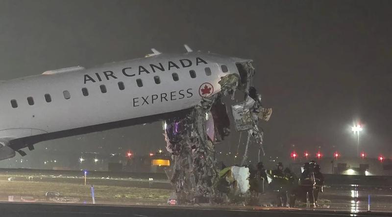 নিউইয়র্কে বিমানবন্দরের রানওয়েতে প্লেন ও গাড়ির সংঘর্ষ