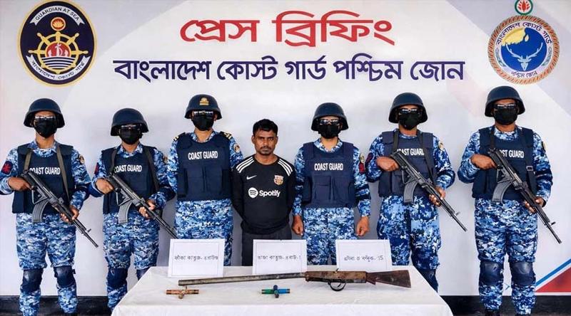 অস্ত্রসহ সুন্দরবন থেকে গ্রেপ্তার সুমন বাহিনীর সদস্য