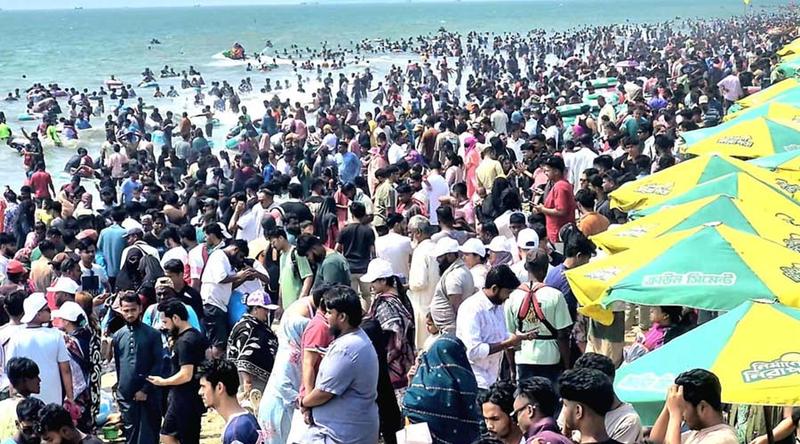 ঈদের ছুটির শেষ দিনে কক্সবাজারে পর্যটকের ঢল