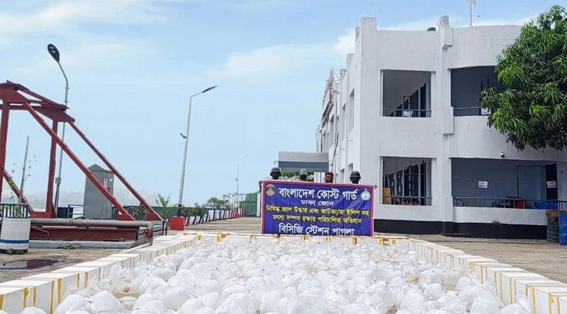 নারায়ণগঞ্জে কোটি টাকার অবৈধ চিংড়ি রেণু জব্দ