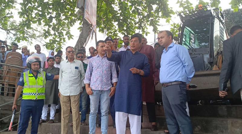 ৭ ঘণ্টা দাঁড়িয়ে থেকে উদ্ধার অভিযান তদারকি করলেন প্রতিমন্ত্রী