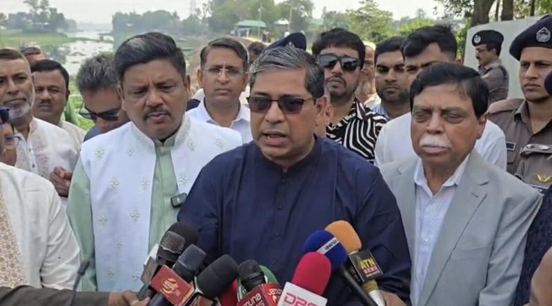 ধসে যাওয়া সড়ক পরিদর্শনে গিয়ে দোষীদের বিরুদ্ধে ব্যবস্থা নিলেন প্রতিমন্ত্রী